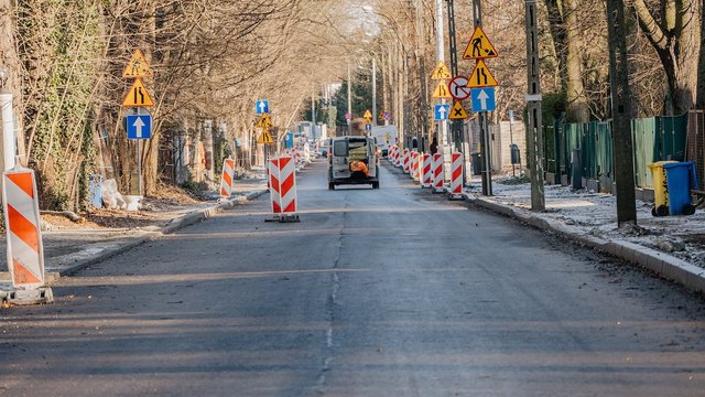 Remont Bema w Łodzi. Widać nową jezdnię, trwa remont chodników [ZDJĘCIA]