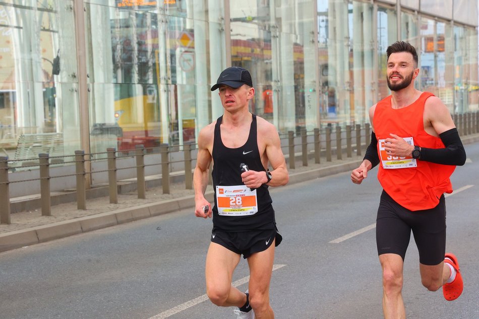 Łódź. DOZ Maraton Łódź 2026. Brałeś udział w biegu? Odszukaj się w galerii i zapisz na pamiątkę!