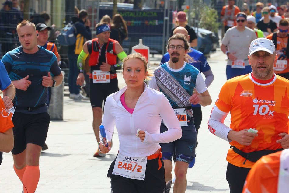 Łódź. DOZ Maraton Łódź 2026. Brałeś udział w biegu? Odszukaj się w galerii i zapisz na pamiątkę!