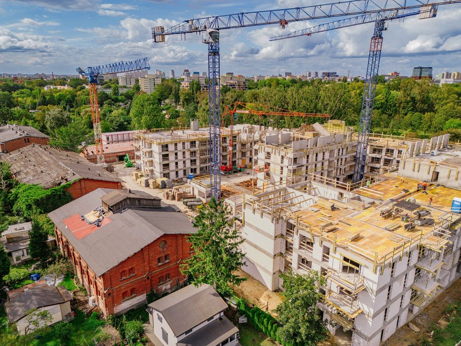 Zapomniany folwark Scheiblera w Łodzi pięknieje! Nowe mieszkania powstają z rozmachem