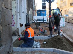 Drugie życie kostki pozostałej po remontach w Łodzi. Gdzie trafi i do czego się przyda?