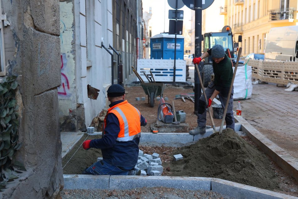 Drugie życie kostki pozostałej po remontach w Łodzi. Gdzie trafi i do czego się przyda?