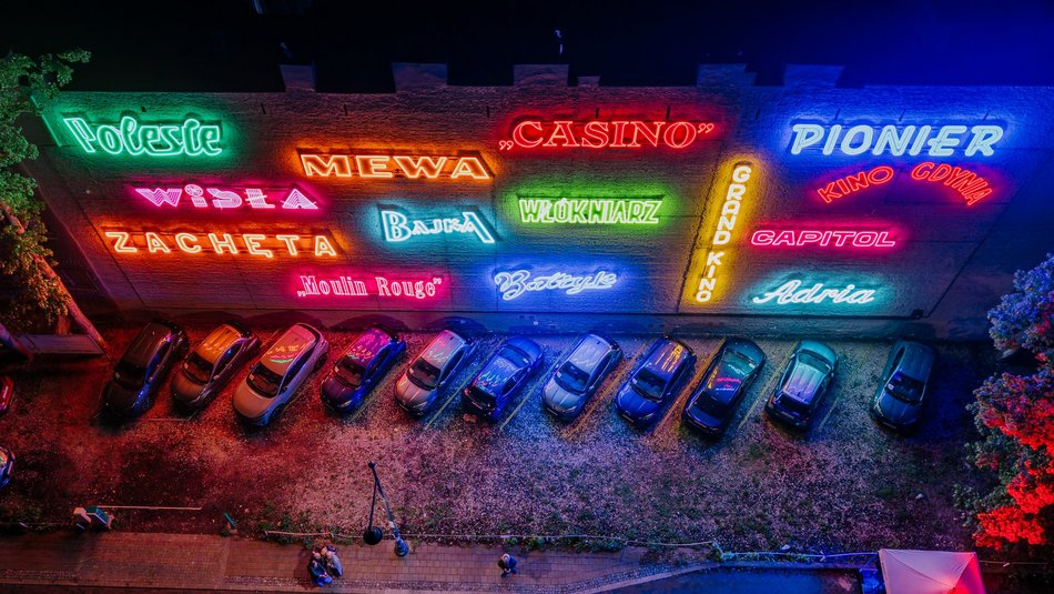 Łódź. Neony kultowych kin w Łodzi odpalone! Łódzka Galeria Neonów wygląda olśniewająco!