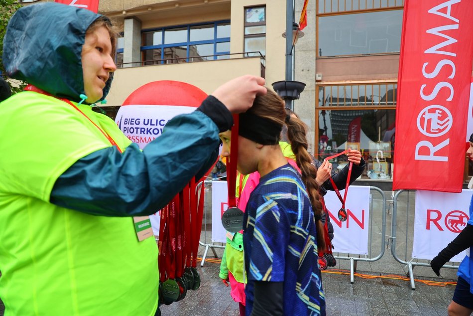 Mini Bieg Ulicą Piotrkowską w Łodzi w deszczu. To nie zepsuło jednak imprezy