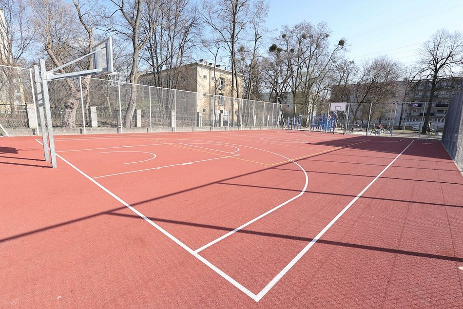 Łódź. Nowe boiska i hale sportowe w Łodzi. Skorzystają z nich uczniowie i... wszyscy Łodzianie