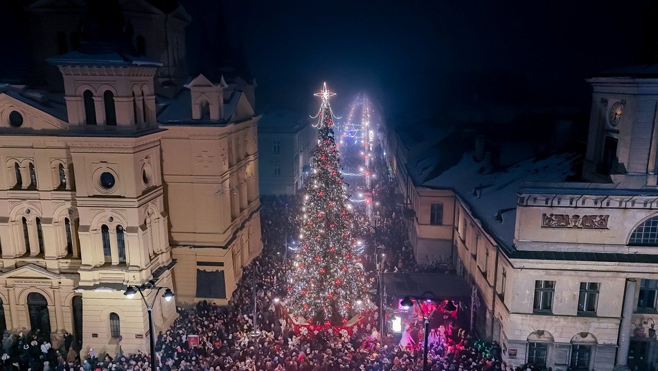 Choinka na Piotrkowskiej w Łodzi już świeci! Tłumy łodzian na placu Wolności