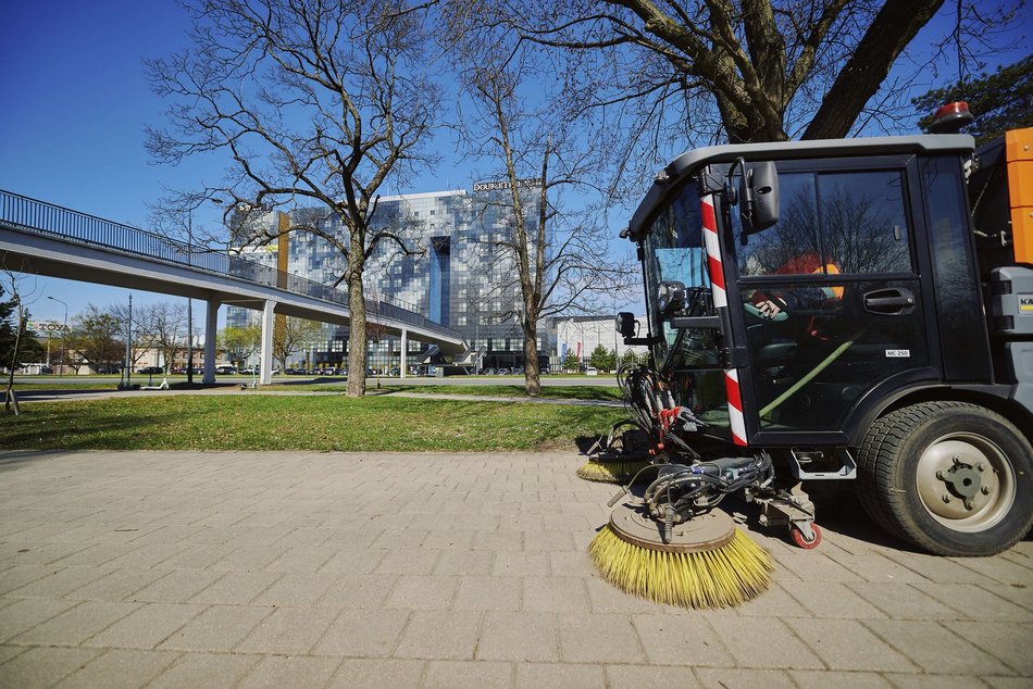 Łódź. Wiosenne sprzątanie Łodzi. Prace m.in. na Aleksandrowskiej, Tatrzańskiej i Kasprzaka