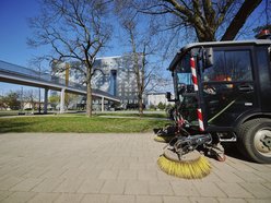 Łódź. Wiosenne sprzątanie Łodzi. Prace m.in. na Aleksandrowskiej, Tatrzańskiej i Kasprzaka