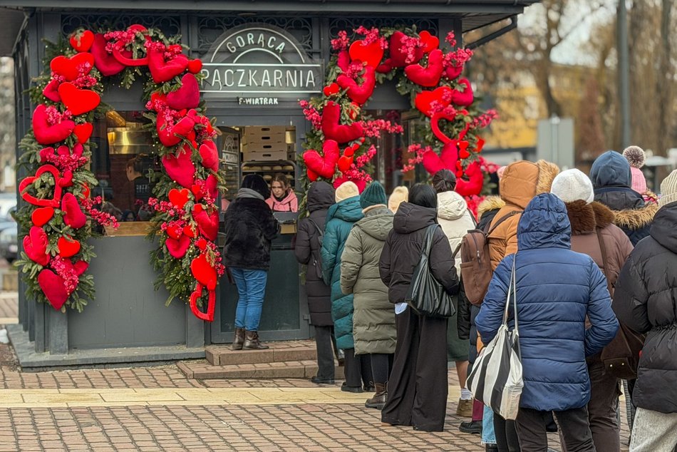 Łódź. Kolejka po pączki