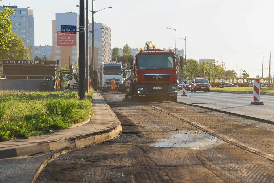 Łódź. Wieczorny remont Rokicińskiej w Łodzi. Kiedy drogowcy położą nowy asfalt?