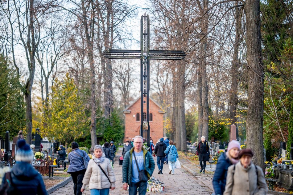 Łodzianie już na Starym Cmentarzu w Łodzi. Tak odwiedzają bliskich