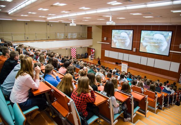 studenci w sali wykładowej