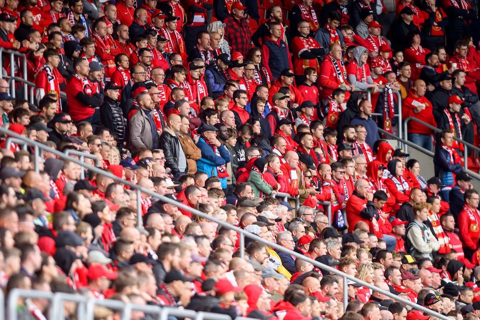 Łódź. Kibice na meczu Widzewa Łódź z Rakowem Częstochowa