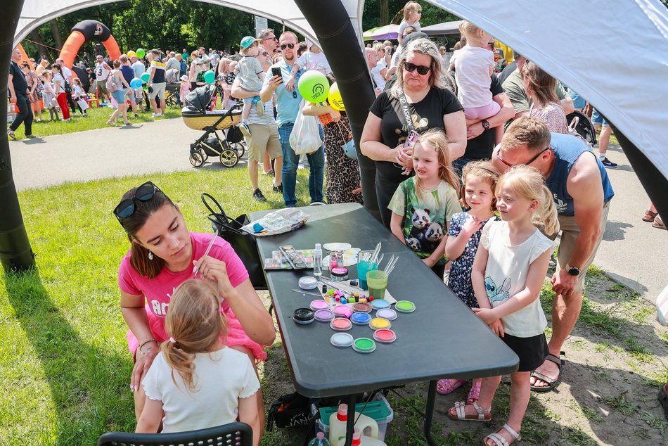 Łódź. Dzień Dziecka w parku na Młynku w Łodzi. Dmuchańce, alpaki i skutery wodne