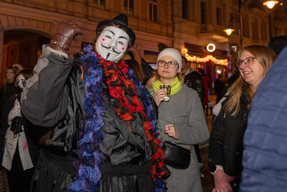 Łódź. Halloweenowa parada przeszła Piotrkowską w Łodzi. Tłumy duchów, czarownic i zombie!