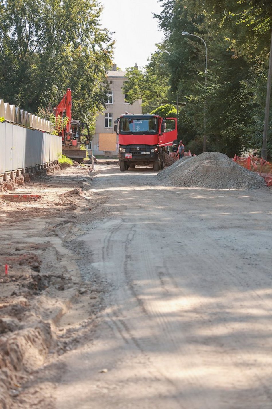 Łódź. Remont Organizacji WiN w Łodzi. Po pierwszych rozbiórkach czas na prace brukarskie