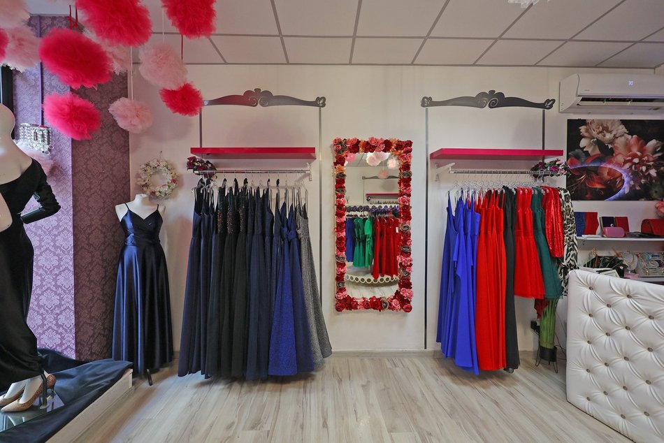 wnętrze sklepu z ubraniami