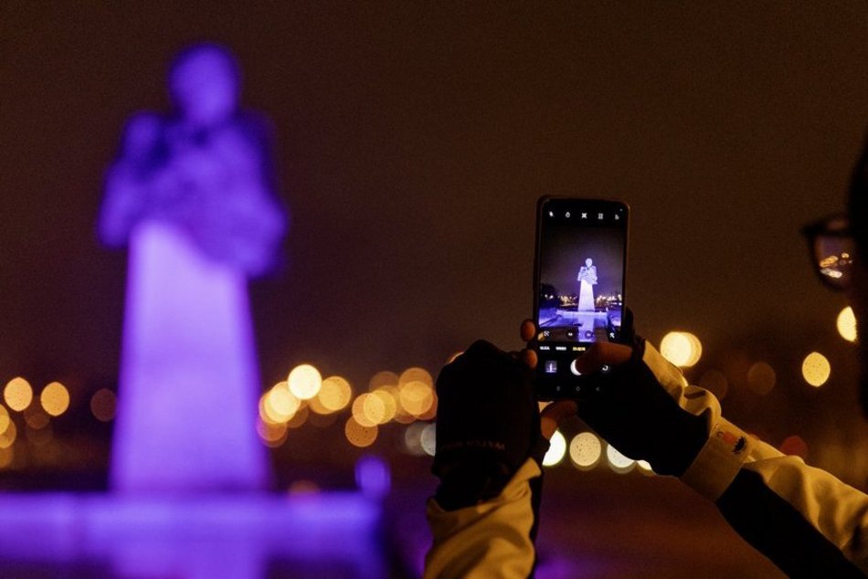 Fioletowa iluminacja rozświetliła ICZMP w Łodzi. Z okazji Światowego Dnia Wcześniaka