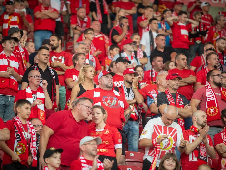 kibice na trybunach