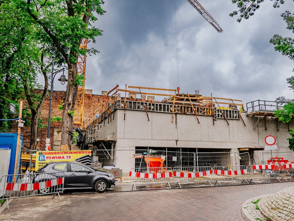 Łódź. Budowa parkingów wielopoziomowych w Łodzi. Zobacz, jak powstają kolejne piętra!