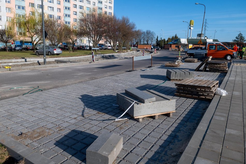 Łódź. Remont Bartoka w Łodzi. Jest już pierwsza warstwa jezdni, trwa budowa parkingów i chodników