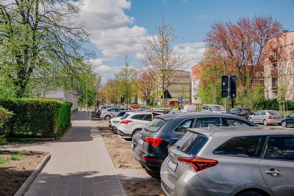 Łódź. Remont Gandhiego w Łodzi. Do nowej jezdni, chodników i parkingów dołączyły drzewa!