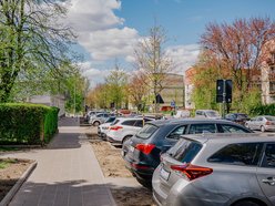 Łódź. Remont Gandhiego w Łodzi. Do nowej jezdni, chodników i parkingów dołączyły drzewa!