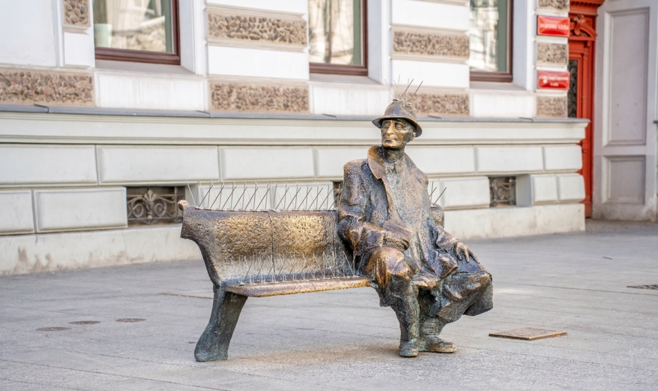 Łódź. Kolce na ławeczce Tuwima przy Piotrkowskiej