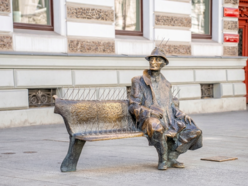 Łódź. Kolce na ławeczce Tuwima przy Piotrkowskiej