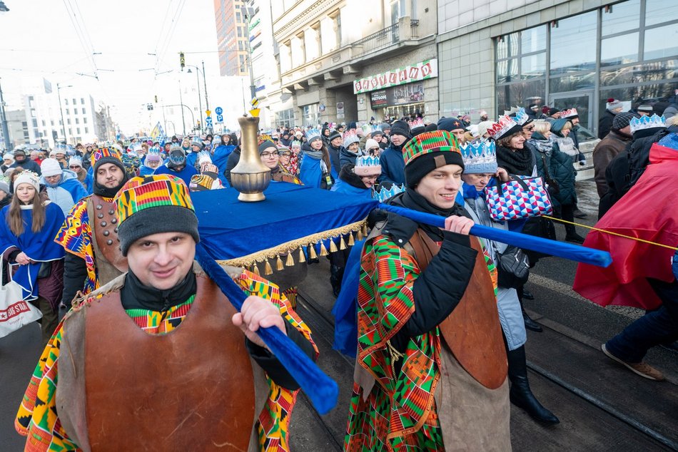 Łódź. Orszak Trzech Króli przeszedł ulicami Łodzi. Radosny pochód przyciągnął tłumy