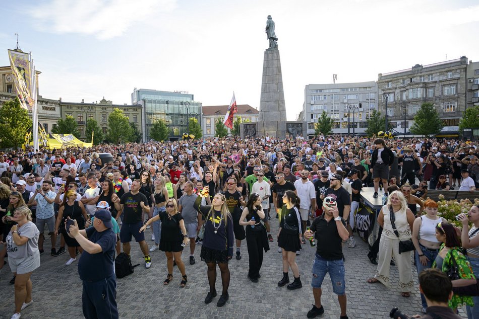 Łódź. Parada Wolności 2025 w Łodzi rozpoczęta. Wielkie tłumy już na samym początku imprezy!