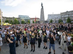 Łódź. Parada Wolności 2025 w Łodzi rozpoczęta. Wielkie tłumy już na samym początku imprezy!