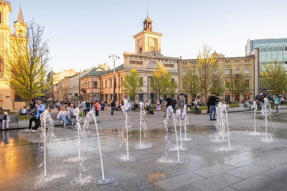 Łódź. Plac Wolności w Łodzi tętni życiem. To jedno z najpopularniejszych miejsc spotkań!
