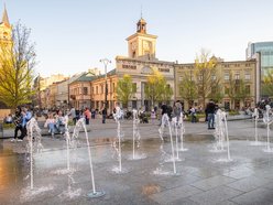 Łódź. Plac Wolności w Łodzi tętni życiem. To jedno z najpopularniejszych miejsc spotkań!