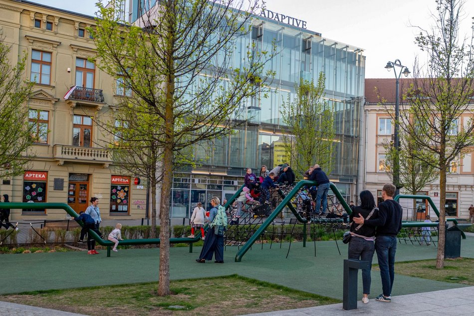 Łódź. Plac Wolności w Łodzi tętni życiem. To jedno z najpopularniejszych miejsc spotkań!