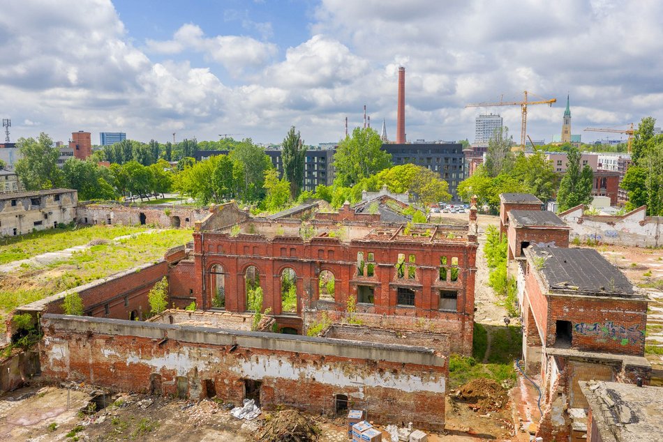Łódź. Słynna fabryka Uniontex w Łodzi w trakcie remontu. Odwiedził ją Jan Paweł II