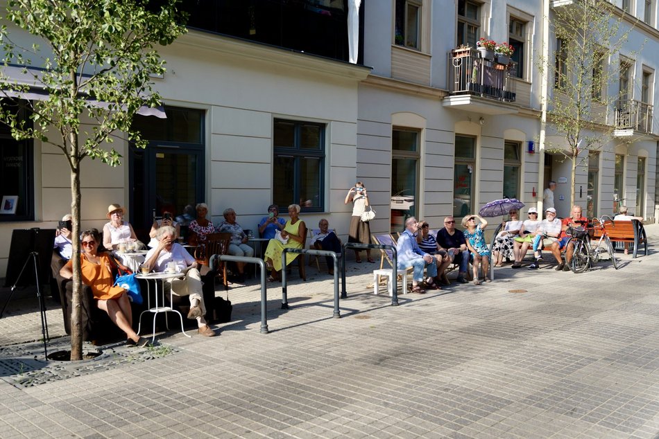 Łódź. Włókiennicza Unplugged w Łodzi. Duet „Two of As” zachwycił mieszkańców ulicy i przechodniów