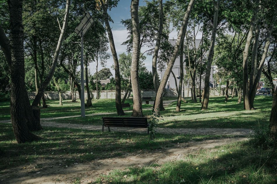 Łódź. Zielony zakątek na Radogoszczu w Łodzi. Odnowione chodniki, nowe alejki, ławki, kosze i latarnie