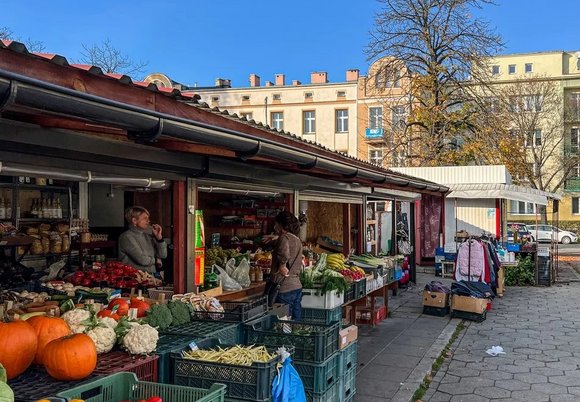 Schodzą towary, schodzą ceny. Czy wiesz, co to oznacza? 