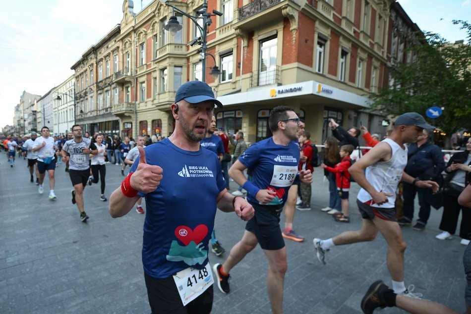 Łódź. Bieg Ulicą Piotrkowską Rossmann Run 2025 wystartował! Walka o życiowe rekordy