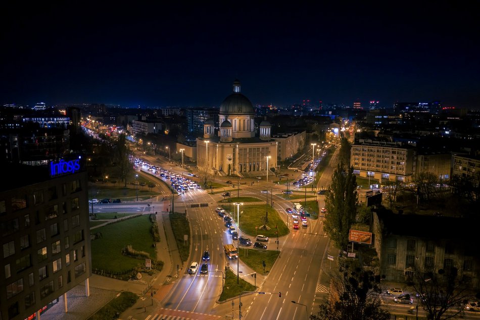 Rondo Solidarności w Łodzi nocą zachwyca! Z tej perspektywy go nie znasz