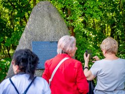 grupa ludzi spaceruje w naturze