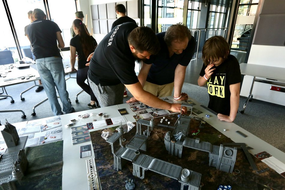 ludzie grają w grę planszową