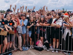 Tłumy fanek Louisa Tomlinsona przed wejściem na Łódź Summer Festival 2025