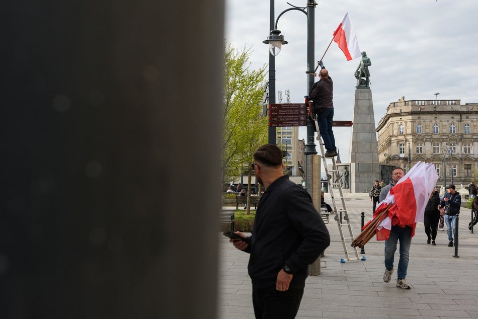 Łódź. Piotrkowska w biało-czerwonych barwach. Łódź gotowa na majówkę!