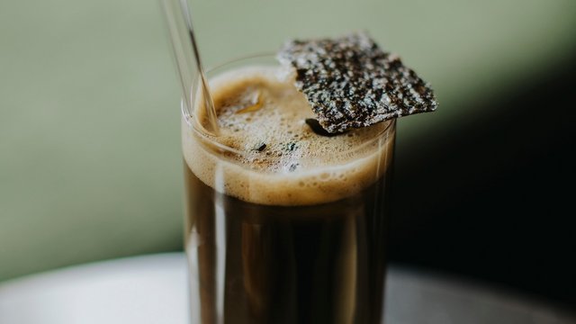 Czy hōjicha zastąpi matchę? Sprawdź, czym jest i gdzie wypić ją w Łodzi