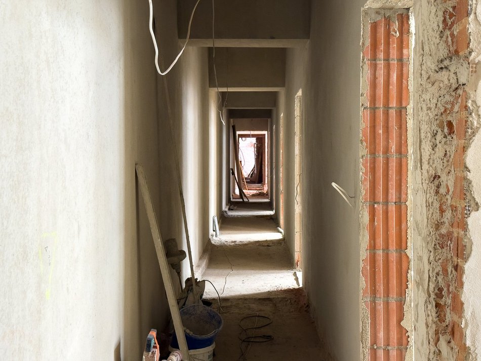 Łódź. Wielka rewitalizacja kamienicy przy Kilińskiego w Łodzi. Skuli ściany do gołej cegły!