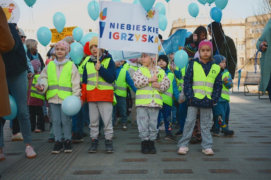 Łódź. Światowy Dzień Autyzmu. Przedszkolaki przemaszerowały Piotrkowską!