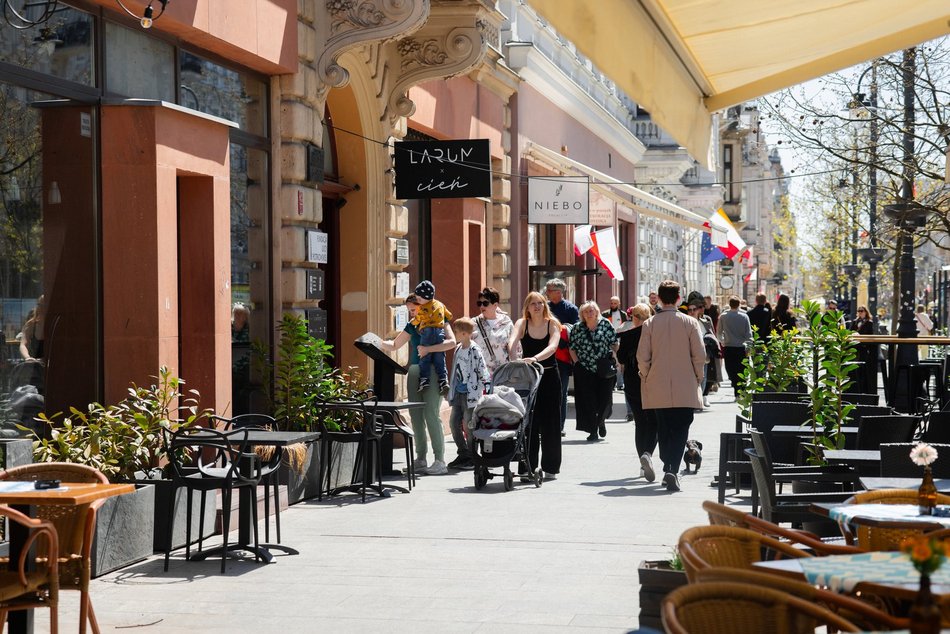 Łódź. Majówka na Piotrkowskiej w Łodzi. Tłumy spacerowiczów od rana do wieczora!