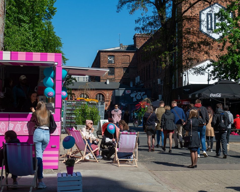 Łódź. Tłumy łodzian w ogródkach na Piotrkowskiej. Tam już czuć majówkę! [ZDJĘCIA]